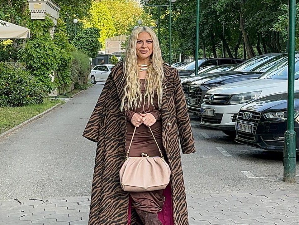 NISAM KRIVA ZA RASKID ANĐELE I GASTOZA: Vanja Mijatović stigla na slavlje kod Perućice, pa otkrila da li je BACILA BURMU I VERENIČKI PRSTEN posle razvoda (FOTO+VIDEO)