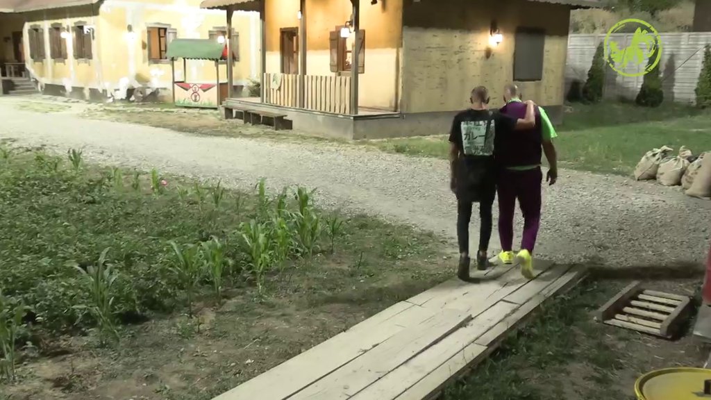 VAN SEBE: Boža Džons ne može da se smiri, plače već sat vremena (VIDEO)
