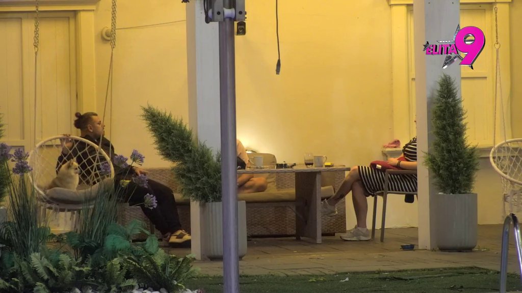 MOG PSA JE UDOMILA, A UZELA DVA NOVA: Bora ponovo iskoristio priliku da potkači Milicu Kemez! (VIDEO)