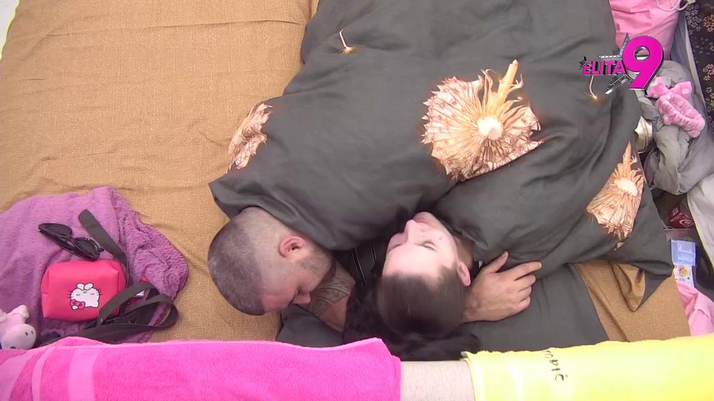 Ručica radi sve u šesnaest: Todićka menja Alibabi brzine ispod pokrivača, kamere usnimile šok kadrove! (VIDEO)