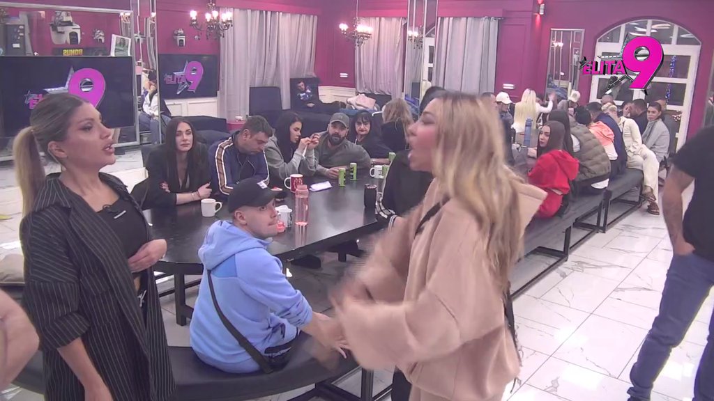 Skida se za 30 evra, jeftina je dr*ca! Maja sastavila sa zemljom Maju, pa joj zapretila SUDOM nakon saznanja o aferi sa Carem! Jovana ubacila u petu, pa nastavila da se poigrava sa Aneli, izbio HAOS! (VIDEO)