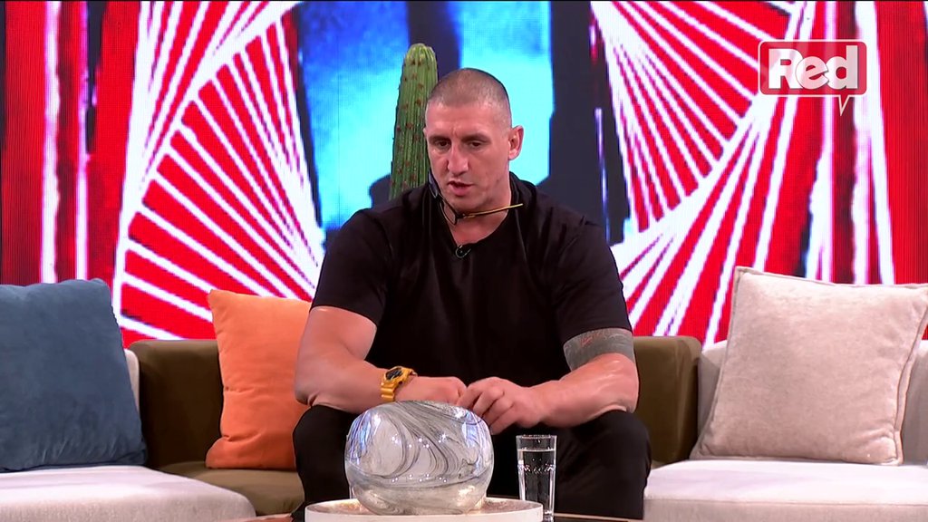 OD SVETICE DO GUTA*ICE JE MALA NIT: Bivši učesnik rijalitija ŽESTOKO o ljubavnom trouglu, za Karića imao oštre reči: Želi da bude mangup! (VIDEO)