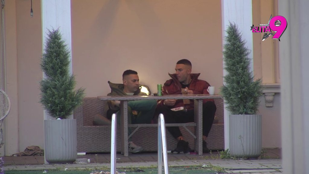 Posle ljubavnog brodoloma, vratio se starim porocima: Bebica opet počeo da jede slatkiše i pije sokove! (VIDEO)