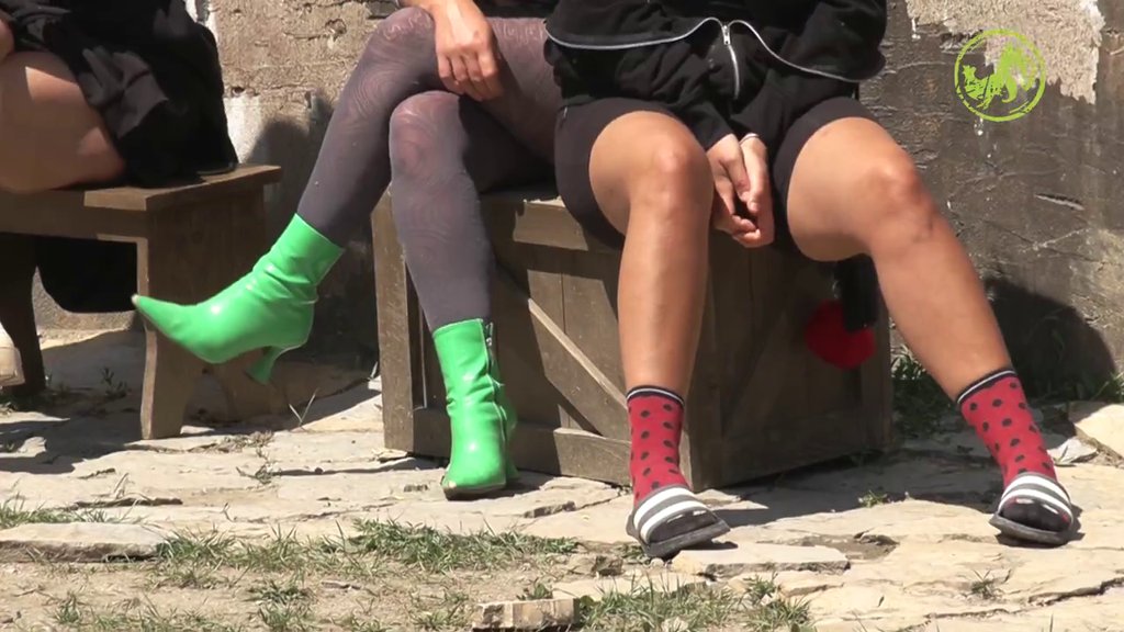 Jakšićeva dala sve od sebe da raščivija pitanje koje trese imanje: Zašto se farmerke sunčaju u čarapama? Kristijan se šokirao pa poručio: Zavod za slepice Pipi Duga Čarapa (VIDEO)