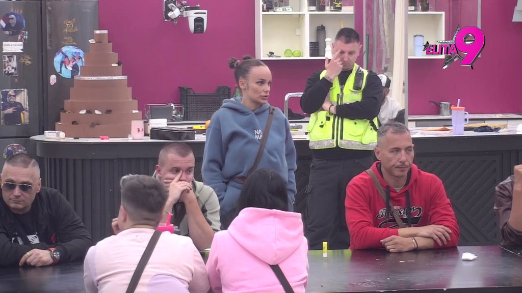 TEK ĆU DA... Asmin ne obraća pažnu na Staniju dok intimno opšti sa Majom, Dobrojevićeva uverena da je to rezultat njegovih SKRIVENIH NAMERA! (VIDEO)