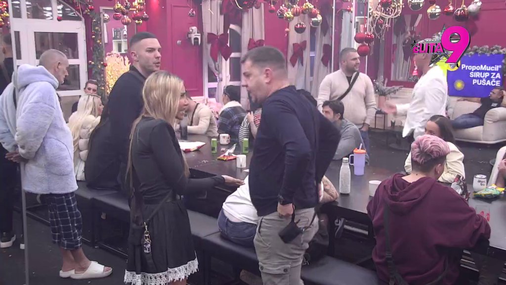 Haos za crnim stolom! Ivan pokušava da svali sve na Aneli, puca od ljubomore na Anđela, Asmin ga prozreo i razotkrio: Branio ju je i kad je u pravu i kada nije, tako sam i ja Maju, ZALJUBLJEN JE (VIDEO)