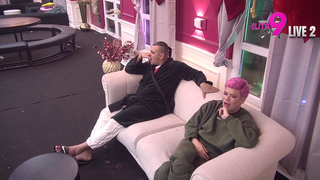 Vezala nas ljubav kao noć i dan: Uroš kroz pesme iskazuje ljubav Bori Santani, on se uhvatio za glavu iste sekunde (VIDEO)