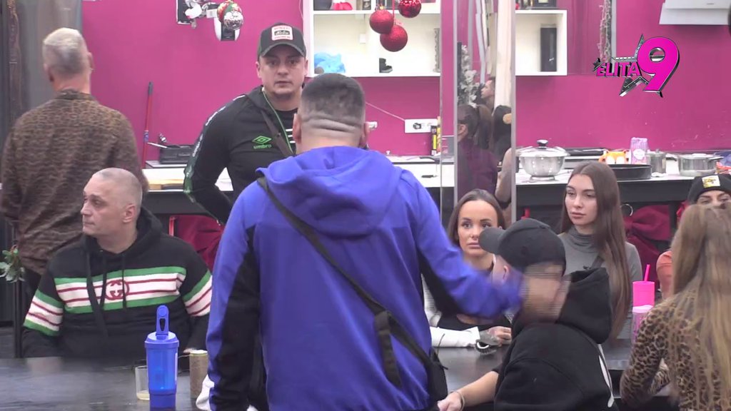 BUKTI RAT: Terza i Bebica žestoko zaratili, leti perje na sve strane! (VIDEO)