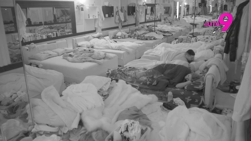 Popuštaju im kočnice: Bebica se uvukao kod Teodore u krevet, zbog OVOG poteza svi se pitaju samo jedno (VIDEO)