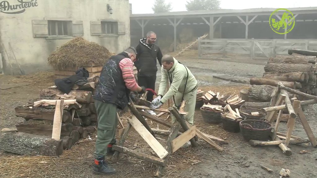 Jedino oni brinu o svemu: Krstijan i Boža se bacili na posao kako bi obezbedili farmere (VIDEO)