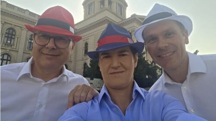 ŠEŠIRI U BOJAMA SRPSKE TROBOJKE: Vučević, Brnabić i Mali napravili fotografiju dana, pa pozvali građane na veliki skup 27. juna u Beogradu (FOTO)