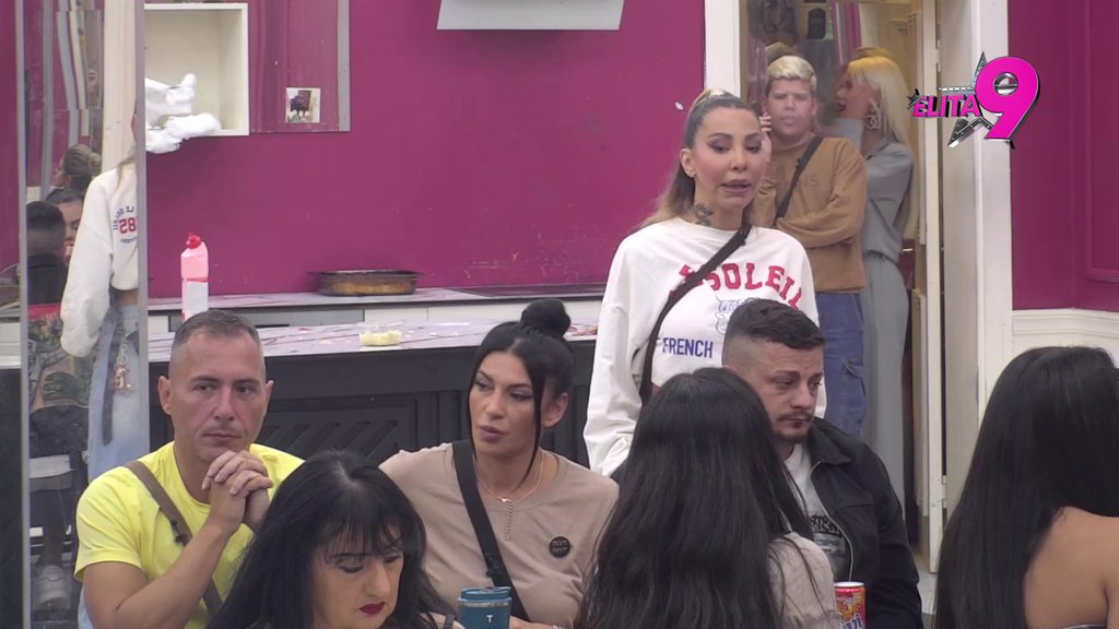 Ona tebe ne voli, koristi te! Aneli svim silama brani Situ, Stanija ne štedi reči na nju: Da nema njene sestre, ona bi sad nosila moje kompletiće! (VIDEO)