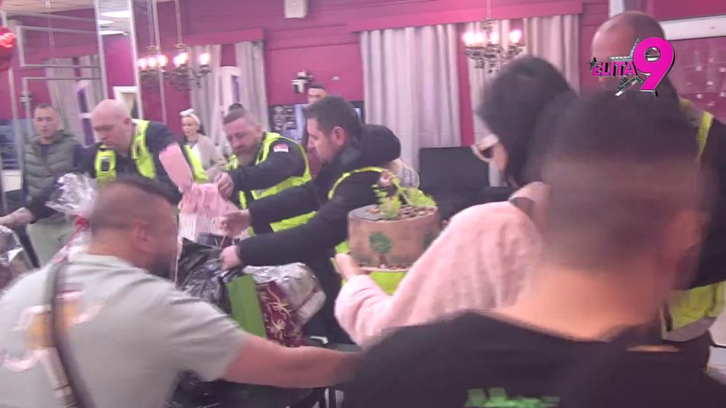 Specijalno iznenađenje za Minu Vrbaški: Kamion poklona stigao u Elitu, ona završila u suzama! (VIDEO)