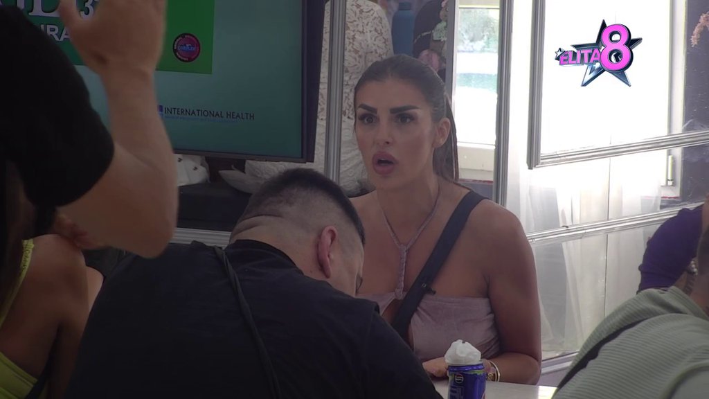 Hoćeš da donesem crni luk da zaplačeš, jer juče nisi mogla: Peja i Ena u ratu do istrebljenja, ona mu natrljana na nos poljupce sa Sandrom (VIDEO)