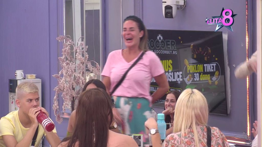 Nastavlja da ređa niske udarce! Peja se ne zaustavlja, Enu Čolić žestoko spustio:  Ona ne bira, bila je sa ženom! (VIDEO)