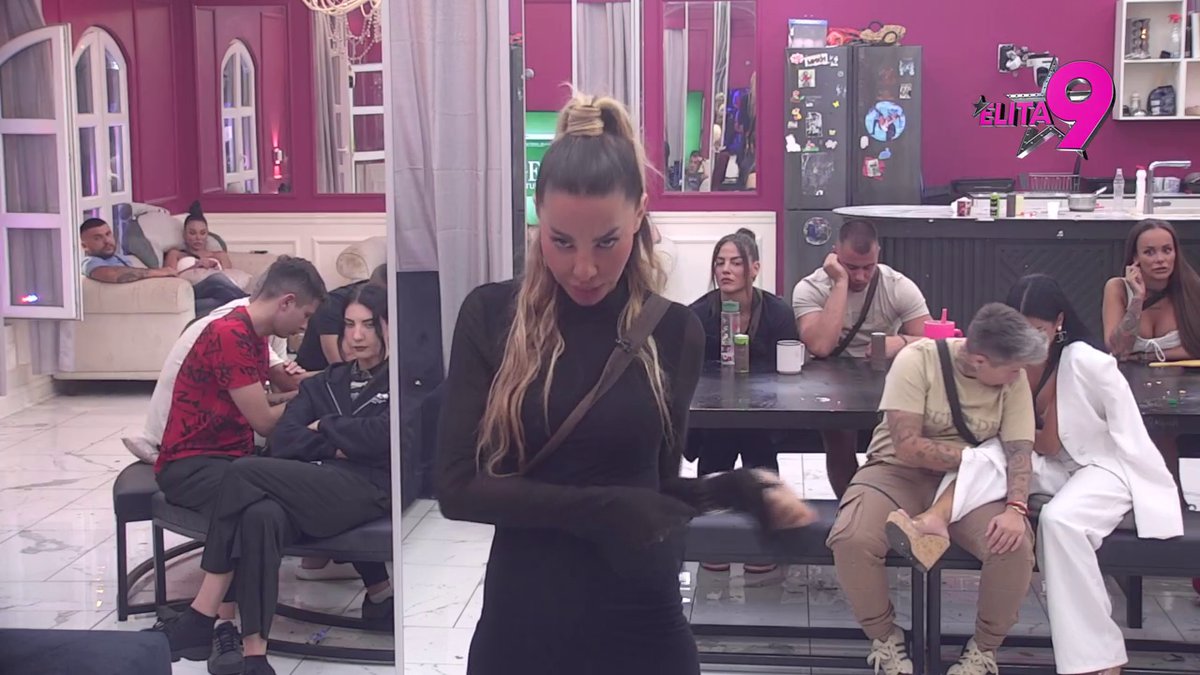 Mama ti čuva dete, dok si ti ovde tri primila, a sa četvrim se valjaš: Stanija unakazila Anelino majčinstvo, isponižavala je za sve pare! (VIDEO)