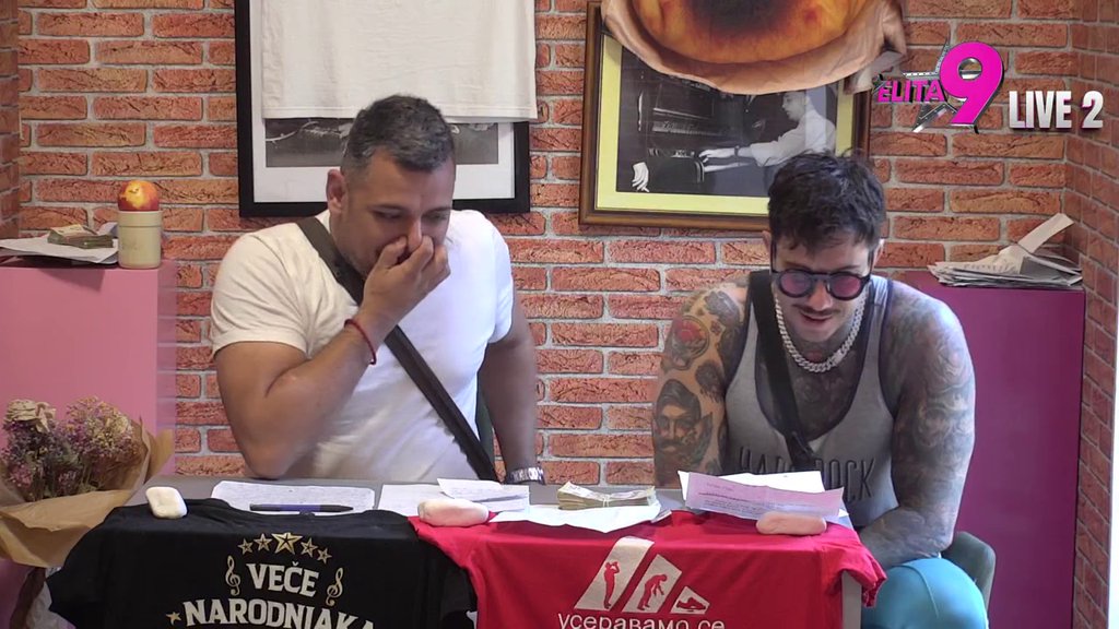 NASMEJAO SVE DO SUZA! Robot Moša delio šakom i kapom savete slušaocima 'Radio Amnezije!' (VIDEO)