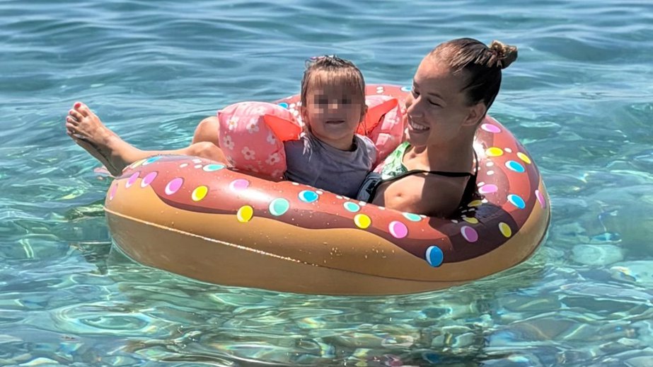ZA MAJČINSKU LJUBAV NE POSTOJE PREPREKE! Devojka sa krilima se u velikoj šarenoj gumi kupa sa ćerkom na moru: Emotivan prizor topi srca! (FOTO)