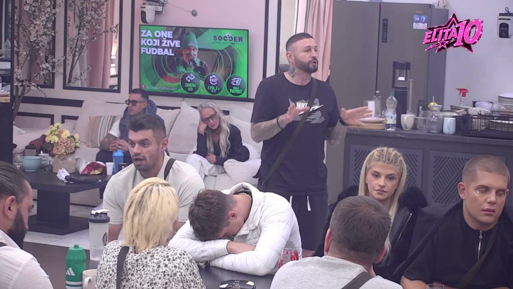 Skuplja ljude oko sebe da bi... Ša detaljno izanalizirao Anđeline postupke, došao do zaključka da ulizivanjem stvara svoje poltrone! (VIDEO)