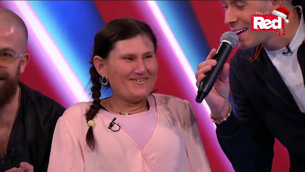 DIVNA DNK I MACA DISKRECIJA NAPRAVILE SPEKTAKL! Maca se pojavila u s*ksi kostimu, pa poklonila drugarici BIČ! (VIDEO)