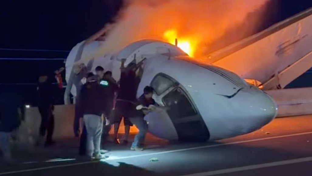 IMA MRTVIH: Avion kompanije poznatog milijardera se ZAPALIO I PAO na auto-put! Prolaznici razbijali prozore letelice da izvuku preživele (VIDEO)