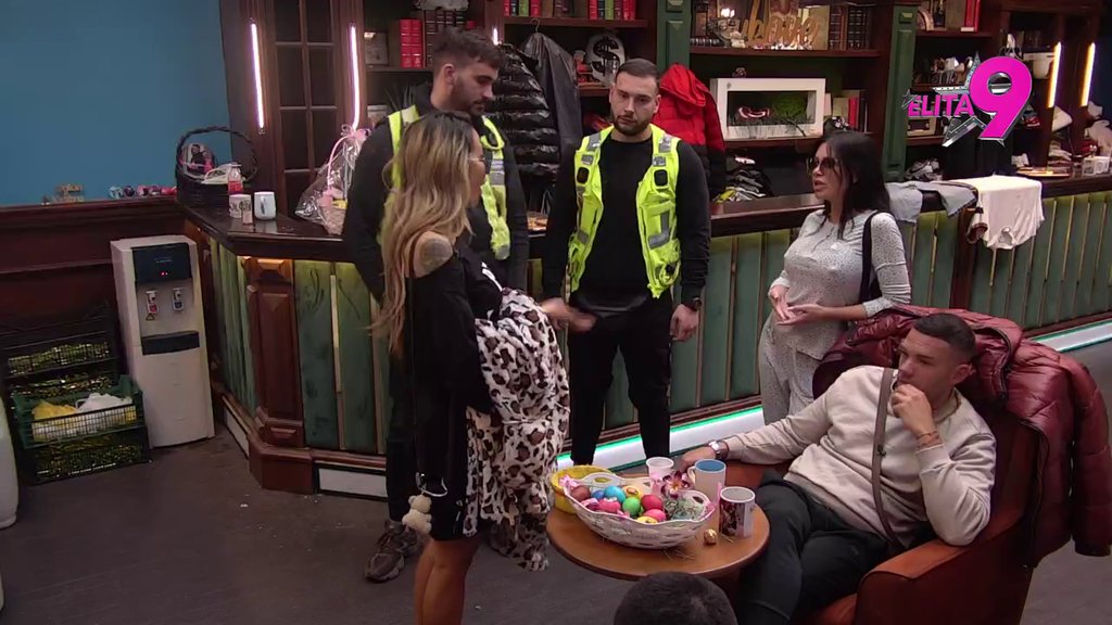 OBEZBEĐENJE ULETELO MUNJEVITOM BRZINOM! Žestoko suočavanje Aneli i Stanije trese pab (VIDEO)