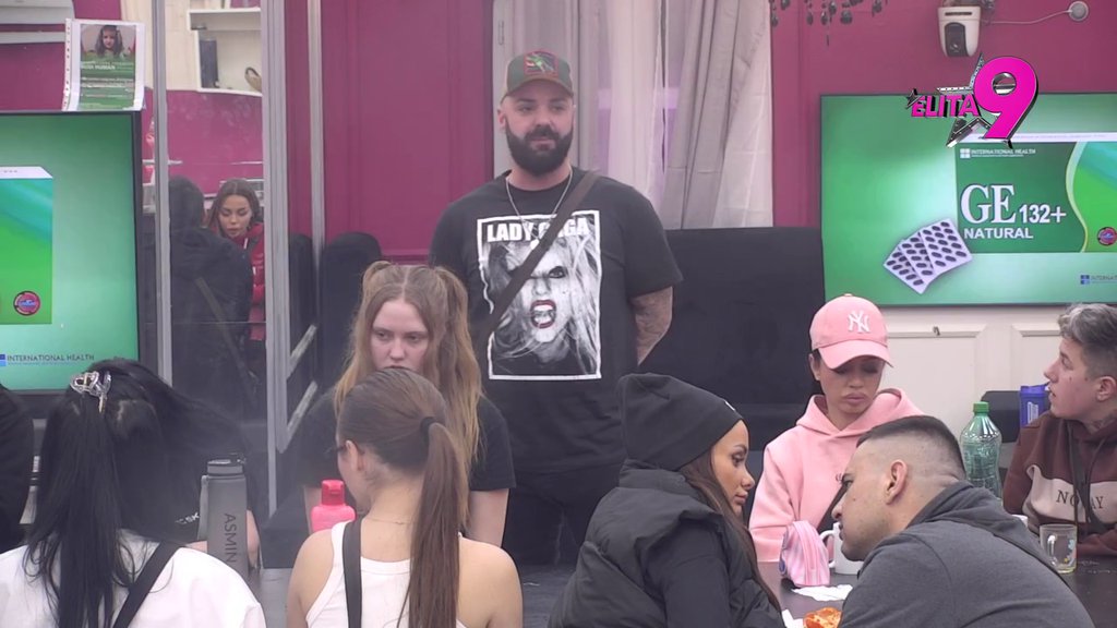 Sa Janjušem bi bila, sa Asminom bi se nešto desilo, a sa mnom... Luka licitira sa kim bi Aneli IMALA LJUBAVNE AKTIVNOSTI! (VIDEO)