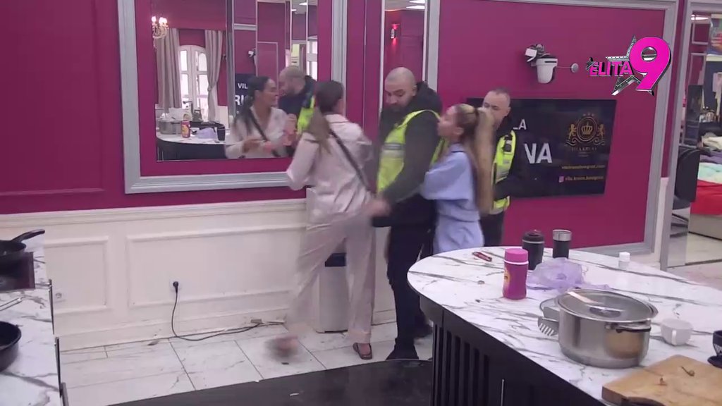 MORBIDNIJE NE MOŽE: Aneli ušla u BRUTALAN okršaj sa Kačavendom, pa joj poručila: RAZAPEĆU TE, IDEŠ KOD POKOJNE MAJKE! (VIDEO)