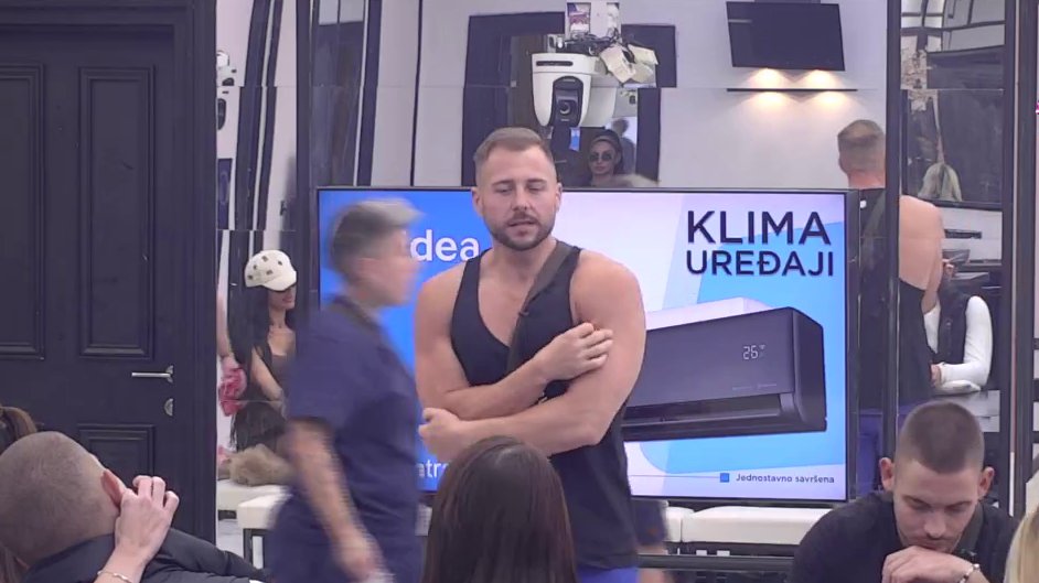 Jakšićka se sukobila sa Dačom, pa opela po Malom Velji: Ispao si džukac, kreten (VIDEO)