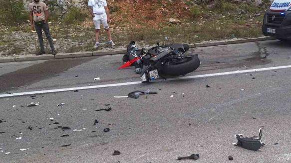 TEŠKA NESREĆA KOD ĆUPRIJE Sudarili se motocikl i auto, jedna osoba teško povređena (FOTO)
