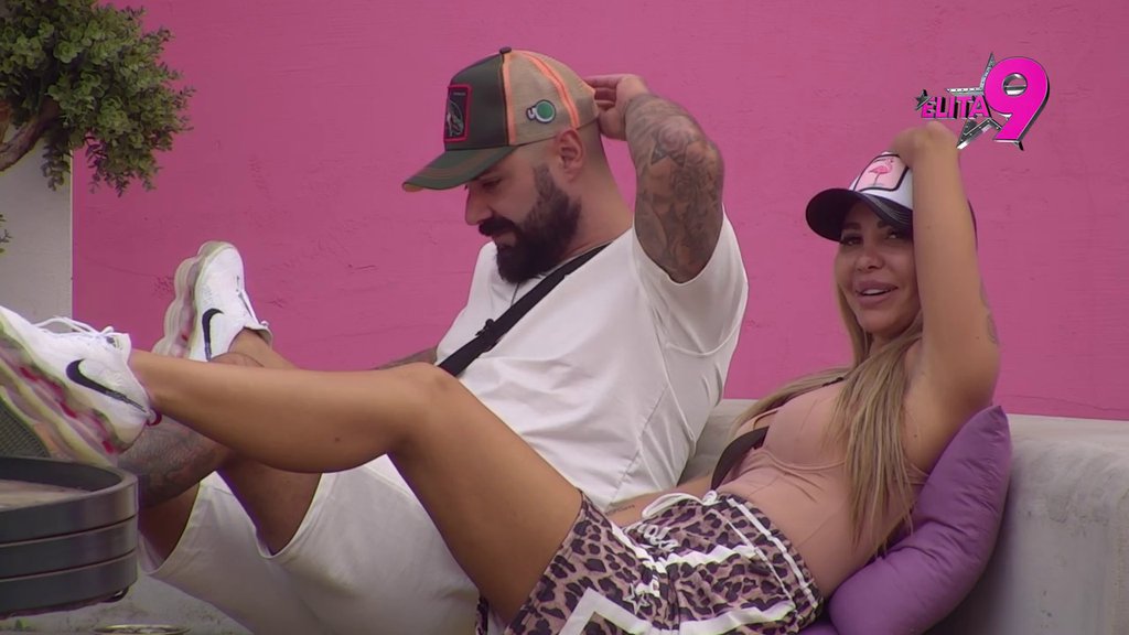Šimanovcima se ori pesma Aneli i Janjuša: Slavi se godišnjica ljubavi, Luka osmehom pokušava da sakrije koliko mu je neprijatno! (VIDEO)