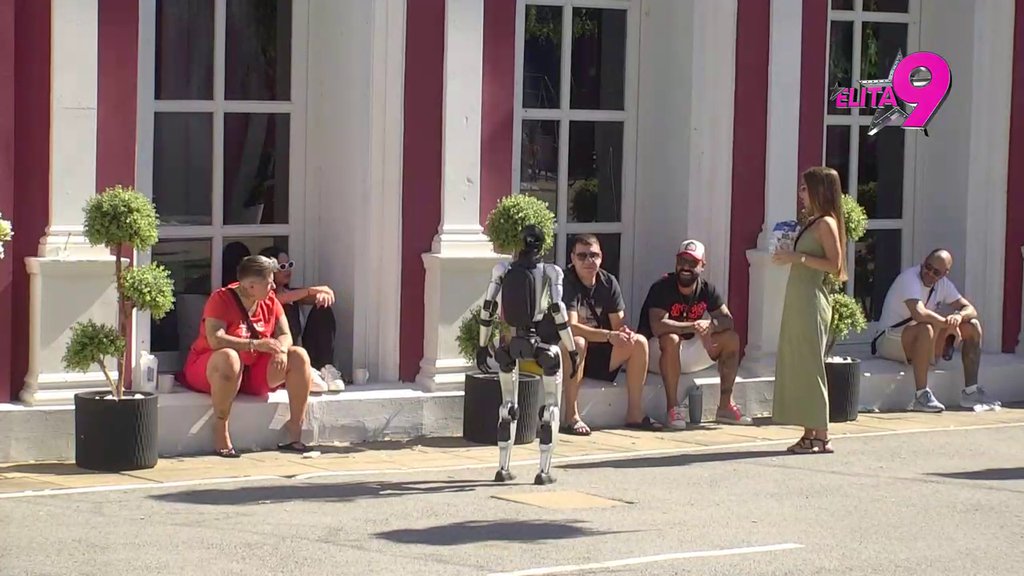 NE MOGU DA JOJ VERUJEM: Ivan se požalio robotu Toši na muke sa Sarom, pa on dao svoj stručni sud! (VIDEO)