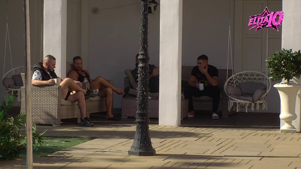 Mahir se sviđa još nekoj takmičarki? Cimerima u šiframa otkrio šta se dešava! (VIDEO)