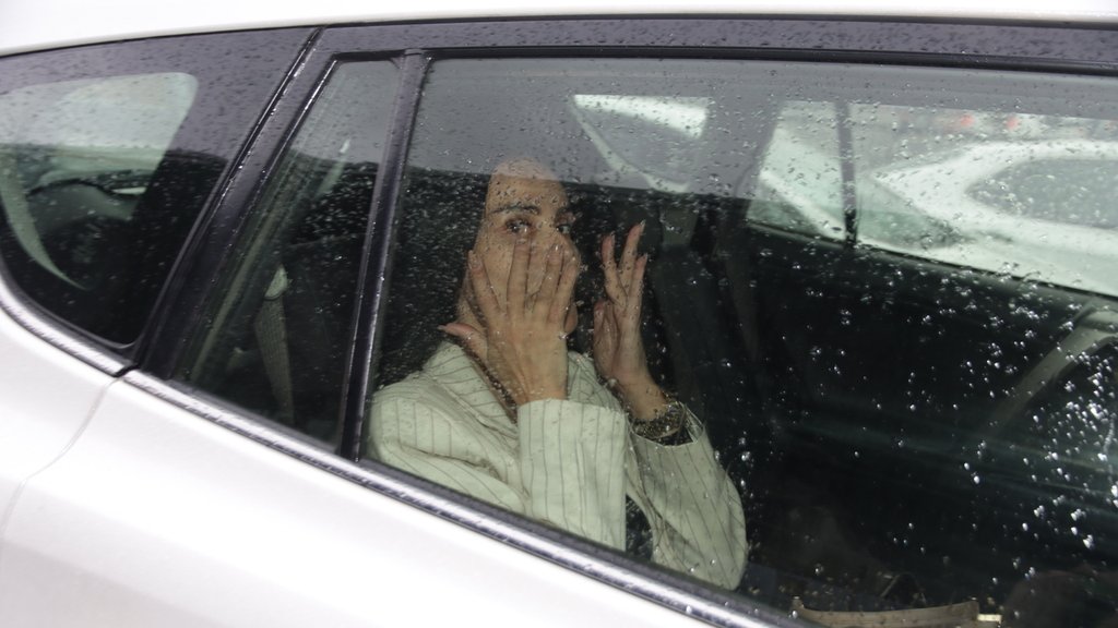Indi Aradinović uhvaćena BEZ ŠMINKE na aerodromu, radi punom parom van Srbije, a sad progovorila o zaradi i bakšišu, evo i kakav je njen emotivni status (FOTO)