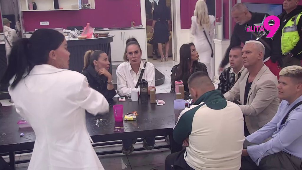 TVOJOJ DOKTORKI TREBA ODUZETI LICENCU: Aneli nazvala Vanju izobličenom, ona je dodatno potkačila: TI SI GRDOBA! (VIDEO)