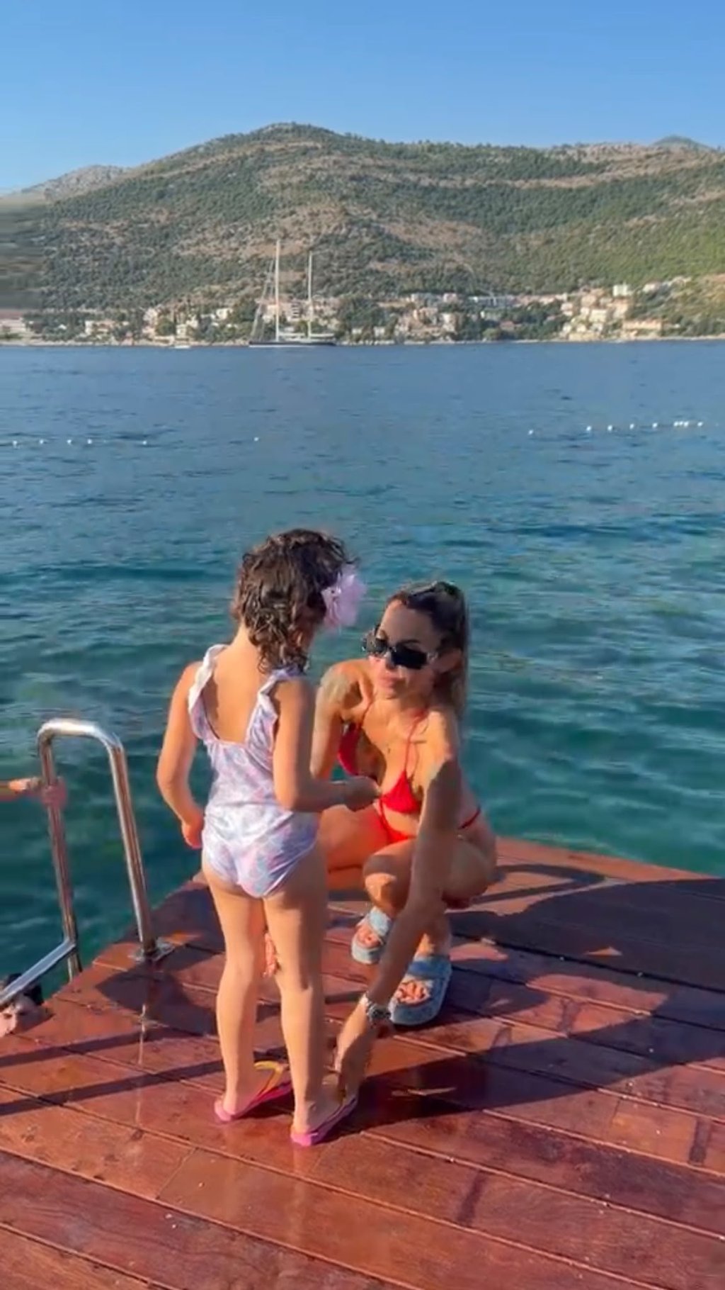Pogledajte kako Aneli i Nora uživaju u Dubrovniku: Ahmićeva puca kako izgleda u mini bikiniju, a njena ćerka ne skida osmeh s lica! (FOTO+VIDEO)