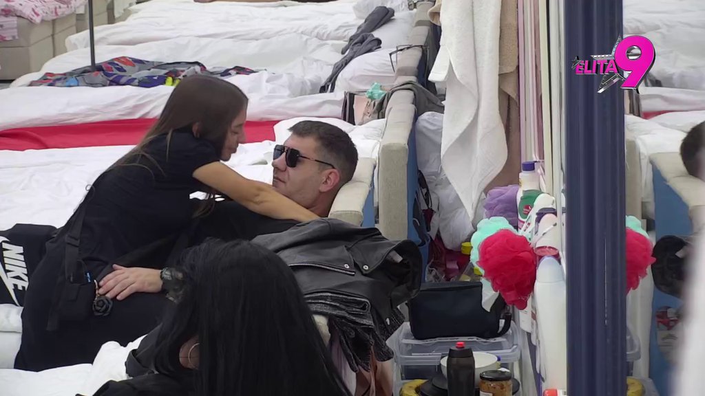 Sve puca od strastvenih poljubaca: Sara odlepila za 20 godina starijim Ivanom, ne može da se odlepi od njega (VIDEO)