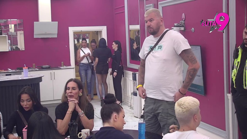 PODIGAO GLAS! Asmin odbrusio Janjušu jer mu je uputio prekor zbog toga što ne viđa Noru, pa udario na Aneli: TREBA DA BUDEŠ SREĆAN JER JE ONA... (VIDEO)