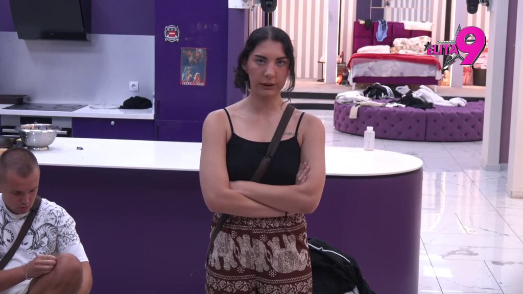TO JE JEDNO SMEĆE RASPALO! Aneli skinula rukavice, pa osolila kao nikada do sad po Stanijinom liku i delu: IMA ČETRDESET GODINA, A PONAŠA SE KAO DA JE U PUBERTETU! (VIDEO)
