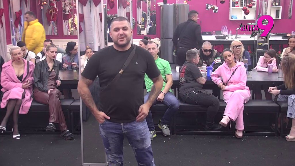 Ja bih zbog nje izgubio glavu: Peckalice između Maje i Asmina ne prestaju, ona ga ponovo odjavila pesmom (VIDEO)