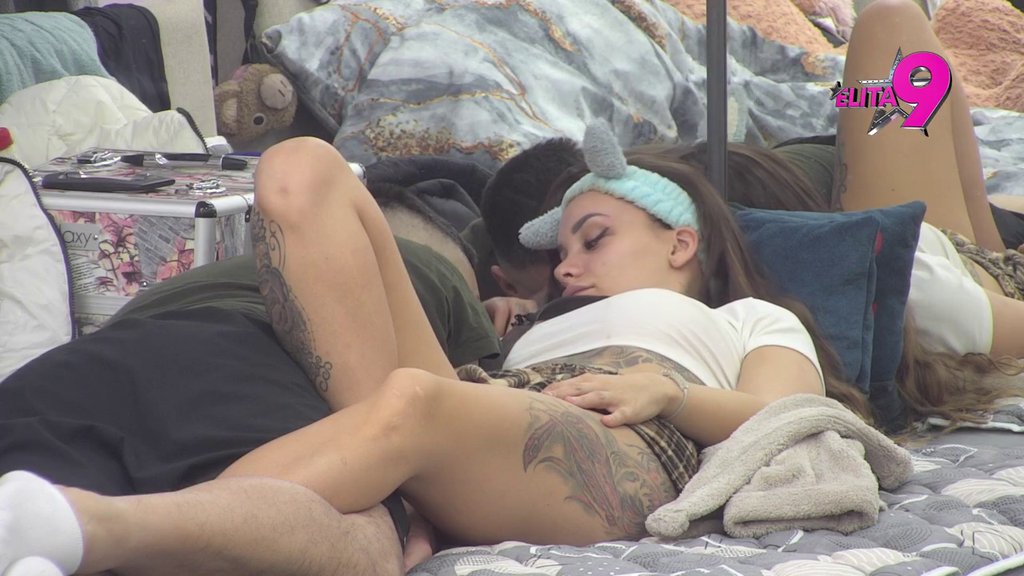 NE LJUBI ME, PRESTANI! Bebica zasuo Teodoru nežnostima od rane zore, ona se sakrila od pogleda! (VIDEO)