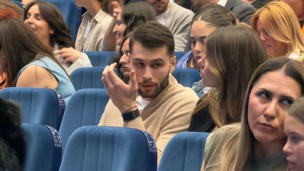 Prvo pojavljivanje nakon što je postao otac: Evo gde smo uslikali brata Filipa Živojinovića i sa kim (FOTO)