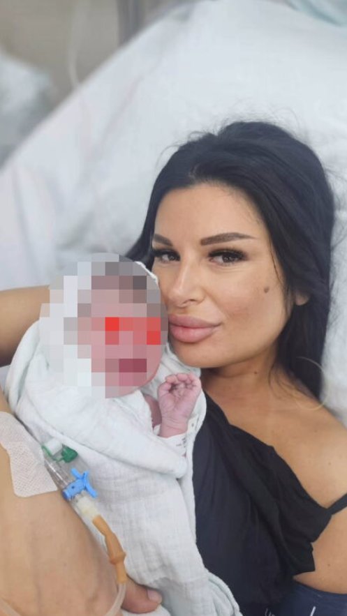 POGLEDAJTE KAKO IZGLEDA ŽENA KOJA JE MIRČETU RODILA ĆERKU: Osvanula prva fotografija iz porodilišta, ponosna mama malu Elenu drži na grudima (FOTO)