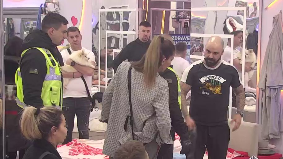 Bela kuća na nogama: Luka skočio na Kačavendu kao oparen, obezbeđenje reagovalo munjevitom brzinom! (VIDEO)