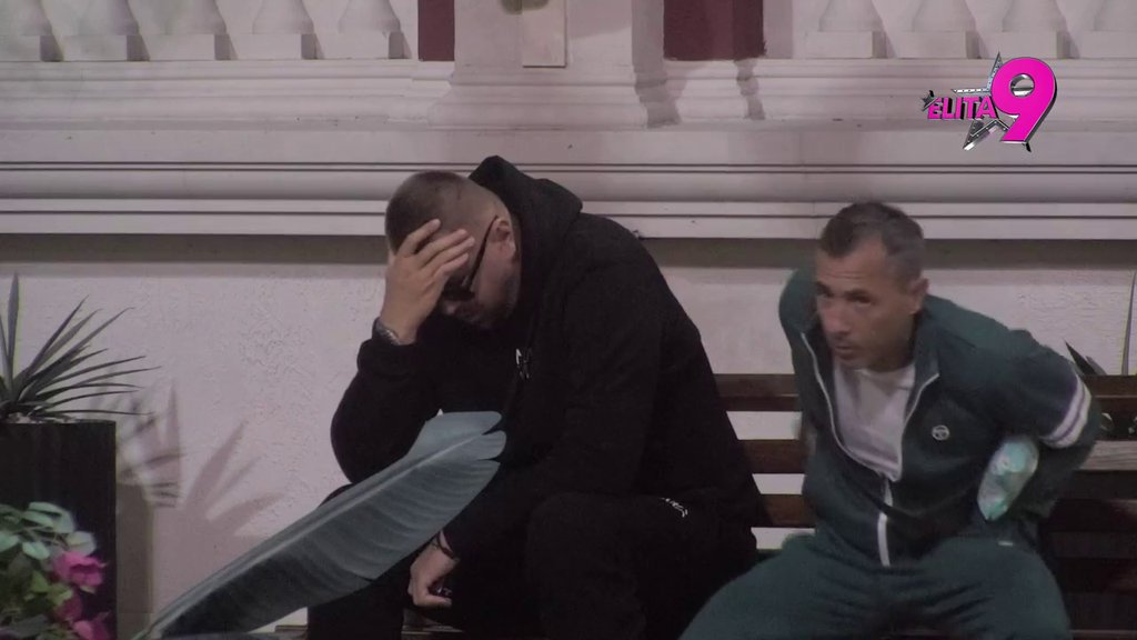 Janjuš se danas slomio od bola za tragično preminulim bratom Mihailom, a zbog ove fotografije na njegovom grobu plakali su svi: Ovaj prizor će vas NAJEŽITI (FOTO)