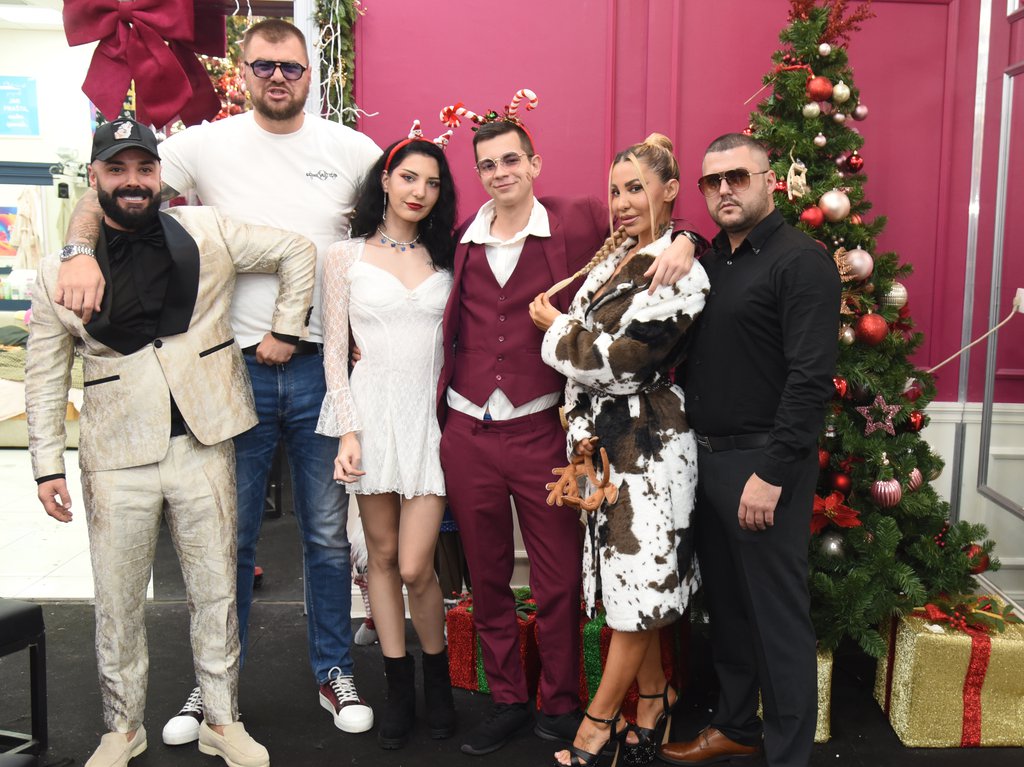 E, OVO JE PRAVA 'TELEVISA PRESENTA'! Hana i Nerio prigrlili Aneli i sve njene sultane, ovakav novogodišnji editorijal Pink.rs niste očekivali (FOTO)