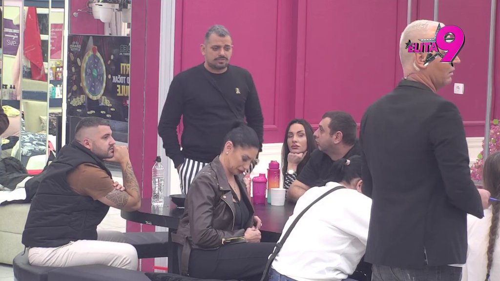 Žiletom mogu da vam skidaju kačkavalj sa stopala: Bora podivljao zbog prozivki Anastasijinih drugarica, urnisao ih kao nikad do sada (VIDEO)