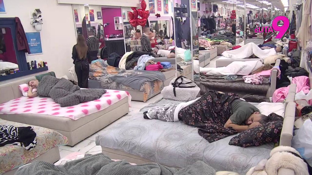 OVO JE ZA NJIH USPAVANKA! Učesnici potpuno ignorisali muziku za buđenje, retki su uspeli da se sastave! (VIDEO)