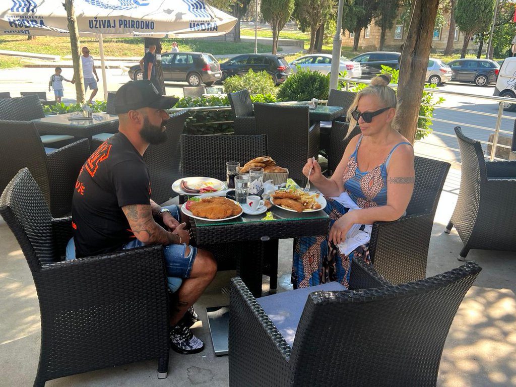 Novi umetnički obred Aneline majke Grofice: Pogledajte šta radi s crnom farbom preko Lukine slike (VIDEO)