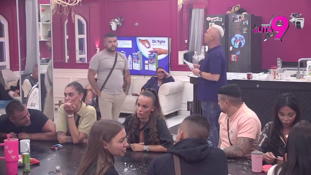 Ona radi sebi loše stvari, a on... Mića osudio Đukića jer ne brani Aneli, Ivan progovorio o njegovim roditeljima: Niko je nije spomenuo u čestitkama (VIDEO)